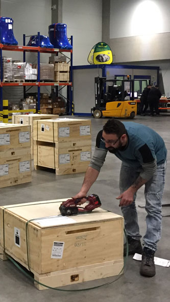 Mitarbeiter im Frachtlager beim Verpacken von Waren