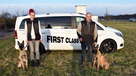 2 Mitarbeiter von FCZ und 2 Sprengstoffspürhunde